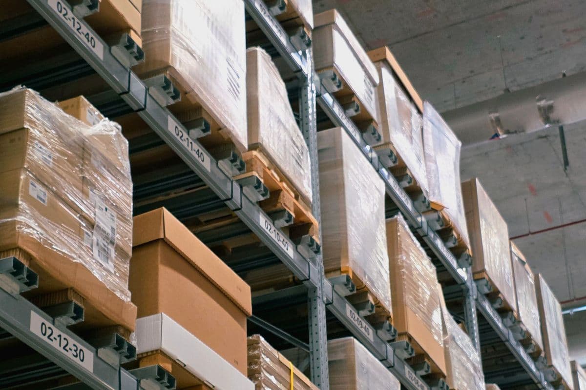 Caixas empilhadas em prateleiras de um centro de distribuição