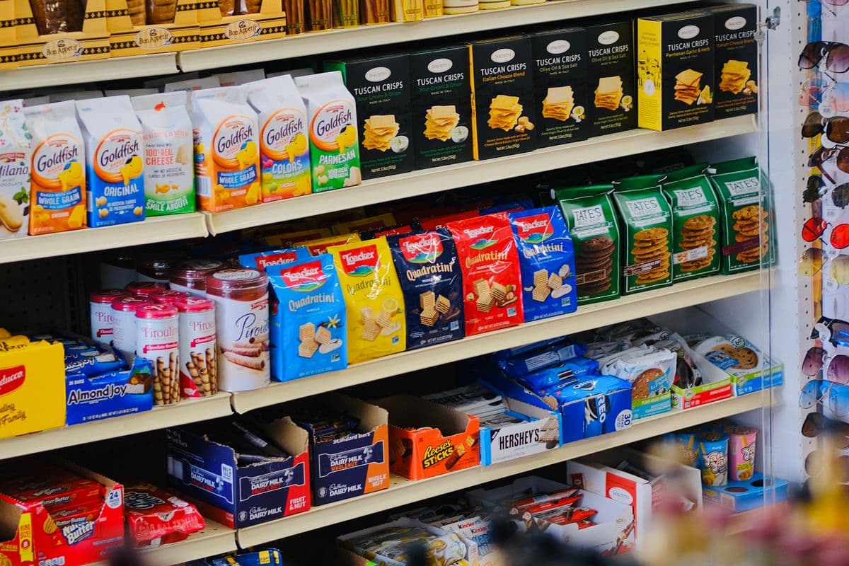 Prateleiras de um mercado de bairro cheias de produtos embalados